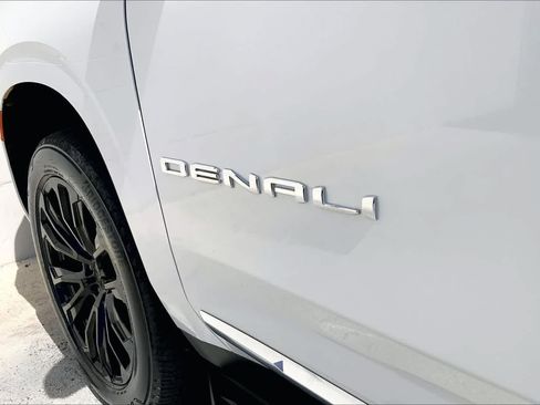 Used 2024 GMC Yukon Denali AWD/4WD image 7
