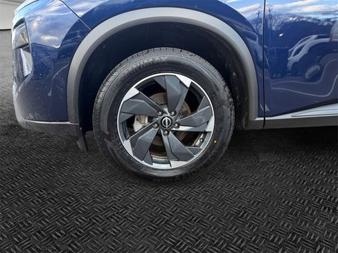 Used 2025 Nissan Rogue SV image 11