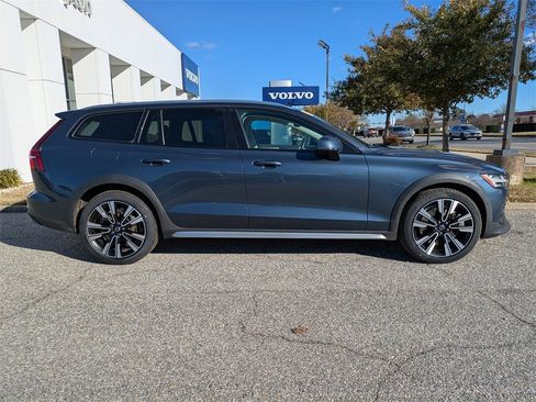 Used 2020 Volvo V60 T5 Cross Country image 3