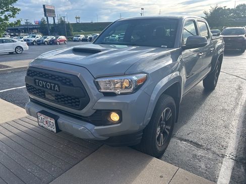 Used 2019 Toyota Tacoma TRD Sport AWD/4WD image 2