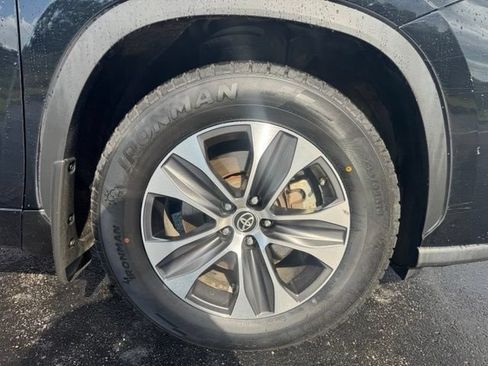 Used 2021 Toyota Highlander XLE AWD/4WD image 6