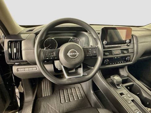 Used 2024 Nissan Pathfinder S FWD image 11