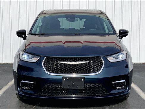 Used 2024 Chrysler Pacifica Touring-L image 3