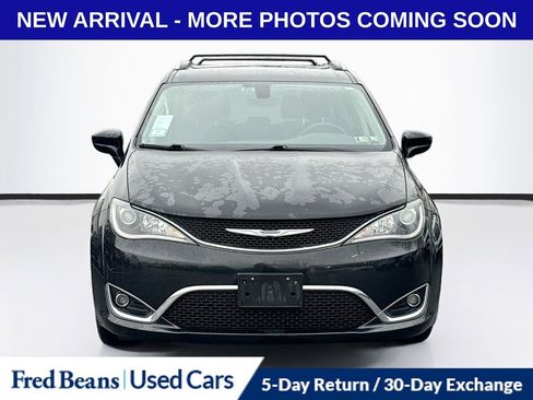 Used 2018 Chrysler Pacifica Touring-L image 2