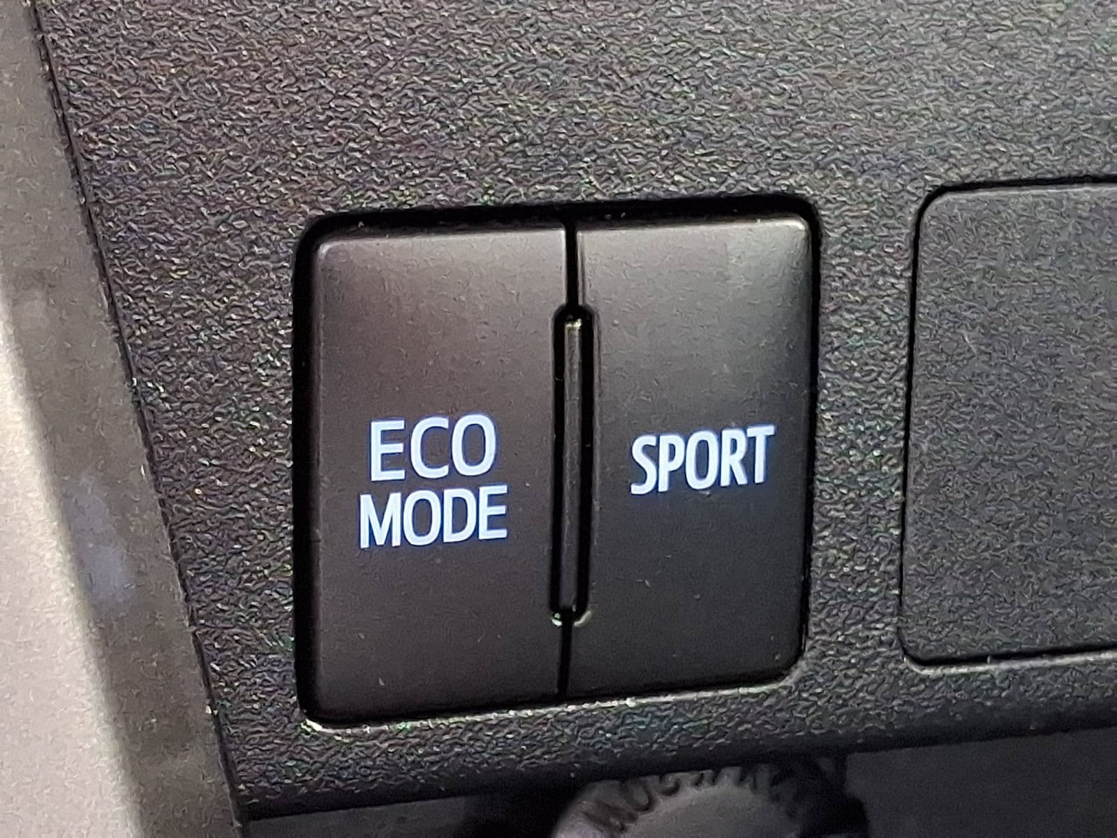 Used 2018 Toyota RAV4 LE w/ All Weather Liner Package AWD/4WD image 23