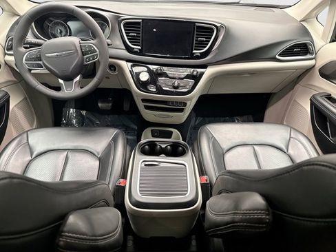 Used 2023 Chrysler Pacifica Touring-L FWD image 14
