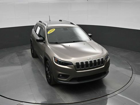 Used 2019 Jeep Cherokee Latitude Plus w/ Comfort/Convenience Group AWD/4WD image 25