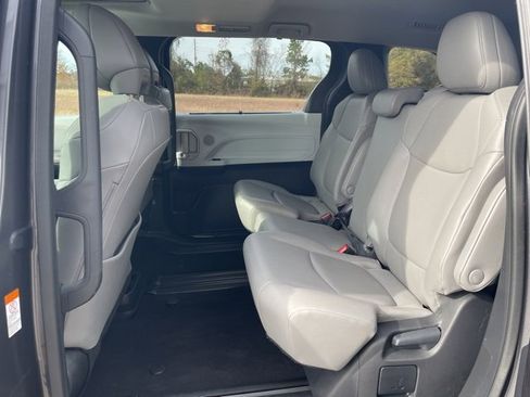 Used 2025 Toyota Sienna XLE image 25