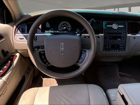 Used 2005 Lincoln Town Car Signature image 8