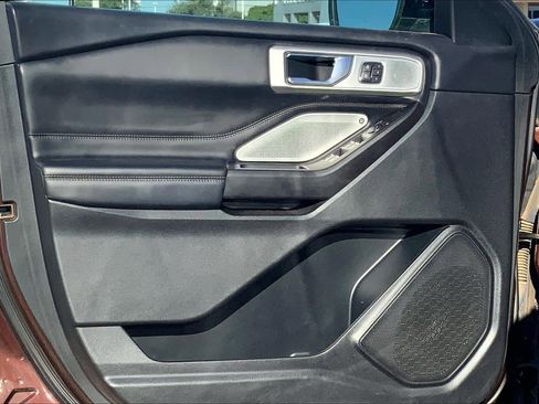 Used 2020 Ford Explorer Platinum w/ Premium Technology Package image 18
