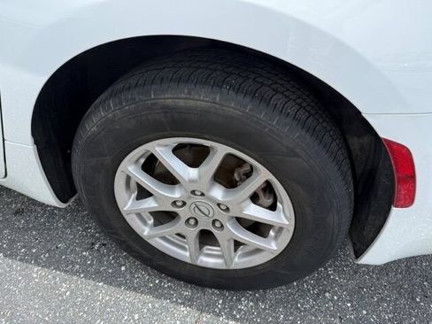Used 2024 Chrysler Pacifica Touring-L FWD image 7