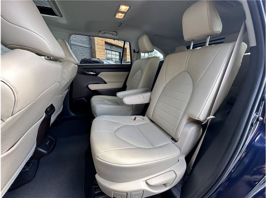 Used 2022 Toyota Highlander XLE AWD/4WD image 16