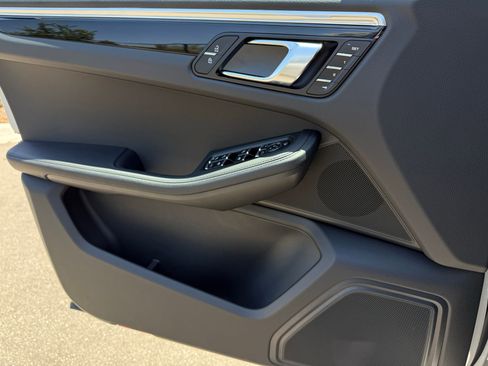 Used 2025 Porsche Macan image 26