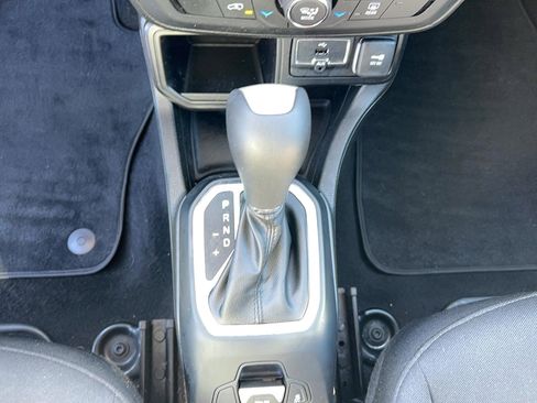 Used 2018 Jeep Renegade Latitude FWD image 19