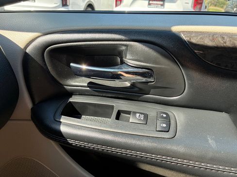 Used 2019 Dodge Grand Caravan SE FWD image 29