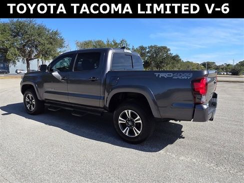 Used 2018 Toyota Tacoma TRD Sport image 5