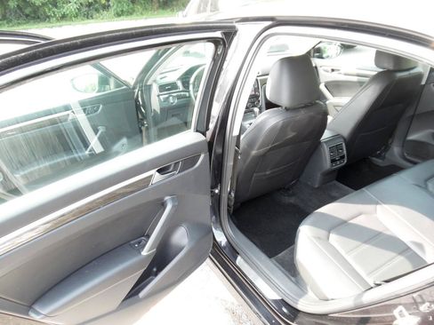 Used 2018 Volkswagen Passat 2.0T SE FWD image 19