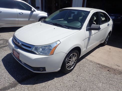 Used 2011 Ford Focus SE w/ Sedan SE Appearance Pkg FWD image 2