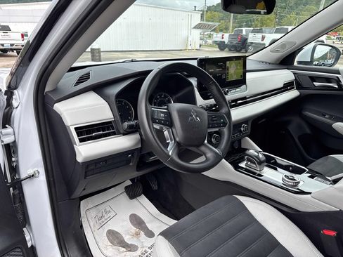Used 2025 Mitsubishi Outlander SE AWD/4WD image 11