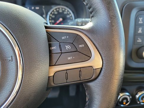 Used 2016 Jeep Renegade Latitude FWD image 19