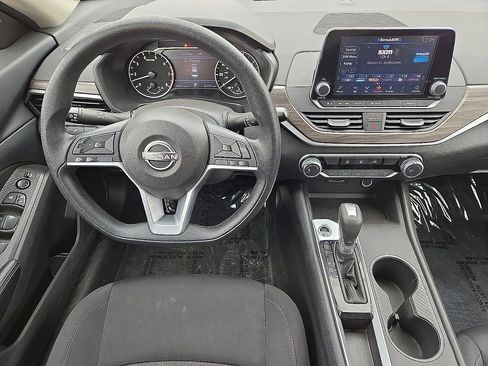 Used 2025 Nissan Altima 2.5 SV FWD image 17