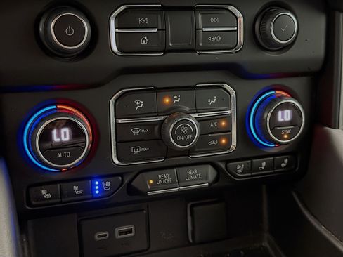 Used 2023 Chevrolet Suburban Premier image 10