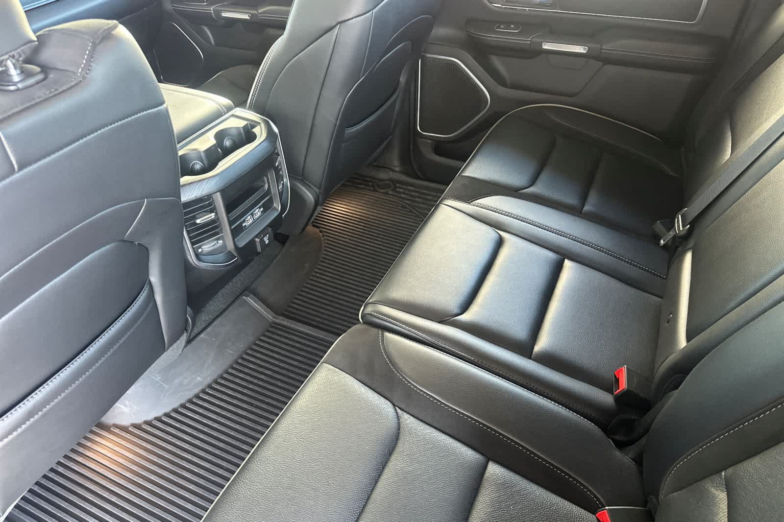 Used 2023 RAM 1500 Laramie AWD/4WD image 4