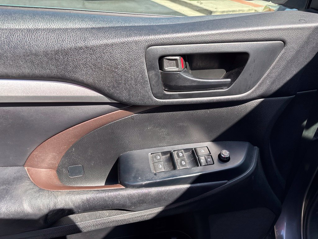 Used 2015 Toyota Highlander Plus FWD image 12