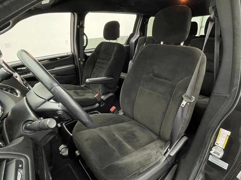 Used 2016 Dodge Grand Caravan SE FWD image 16