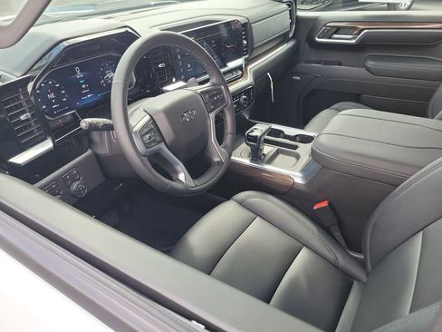 Used 2026 Chevrolet Silverado 1500 LT Trail Boss w/ LT Trail Boss Premium Package AWD/4WD image 3