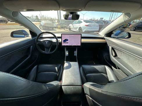 Used 2018 Tesla Model 3 Mid Range image 2