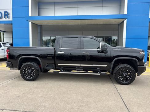 Used 2024 Chevrolet Silverado 2500 High Country AWD/4WD image 2