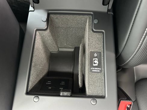 Certified 2026 Porsche Macan Turbo AWD/4WD image 27
