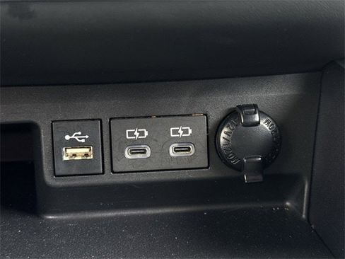 Used 2023 Toyota Highlander XLE image 23