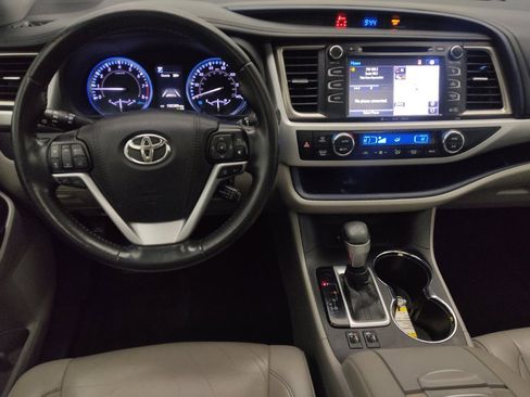 Used 2019 Toyota Highlander XLE image 22