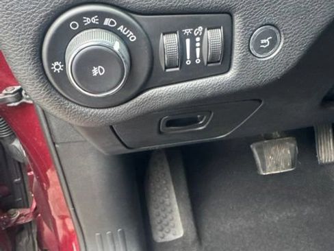 Used 2019 Jeep Cherokee Latitude Plus w/ Comfort/Convenience Group AWD/4WD image 16
