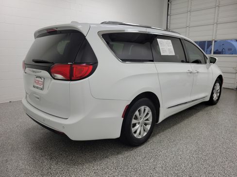 Used 2019 Chrysler Pacifica Touring-L FWD image 5