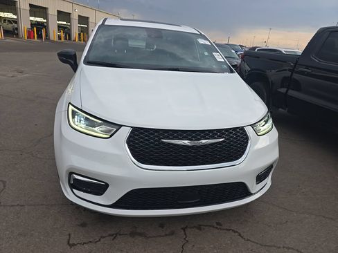 Used 2026 Chrysler Pacifica Limited AWD/4WD image 2