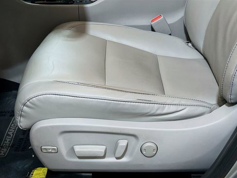 Used 2019 Toyota Highlander XLE FWD image 17