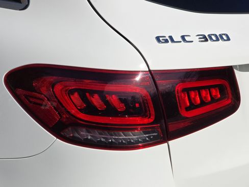 Used 2022 Mercedes-Benz GLC 300 4MATIC w/ Multimedia Package Lite image 35