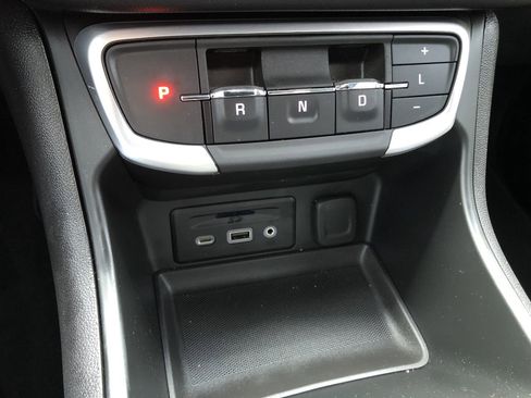 Used 2024 GMC Terrain SLT image 19