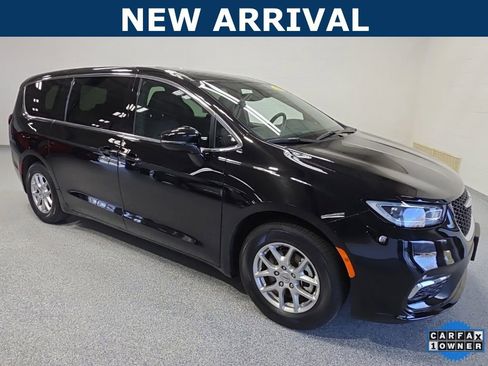 Used 2025 Chrysler Pacifica Select FWD image 1