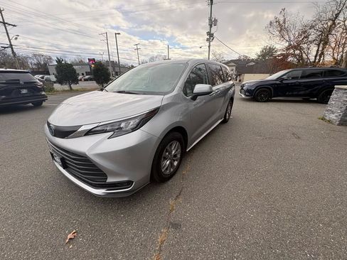 Used 2024 Toyota Sienna LE FWD image 2