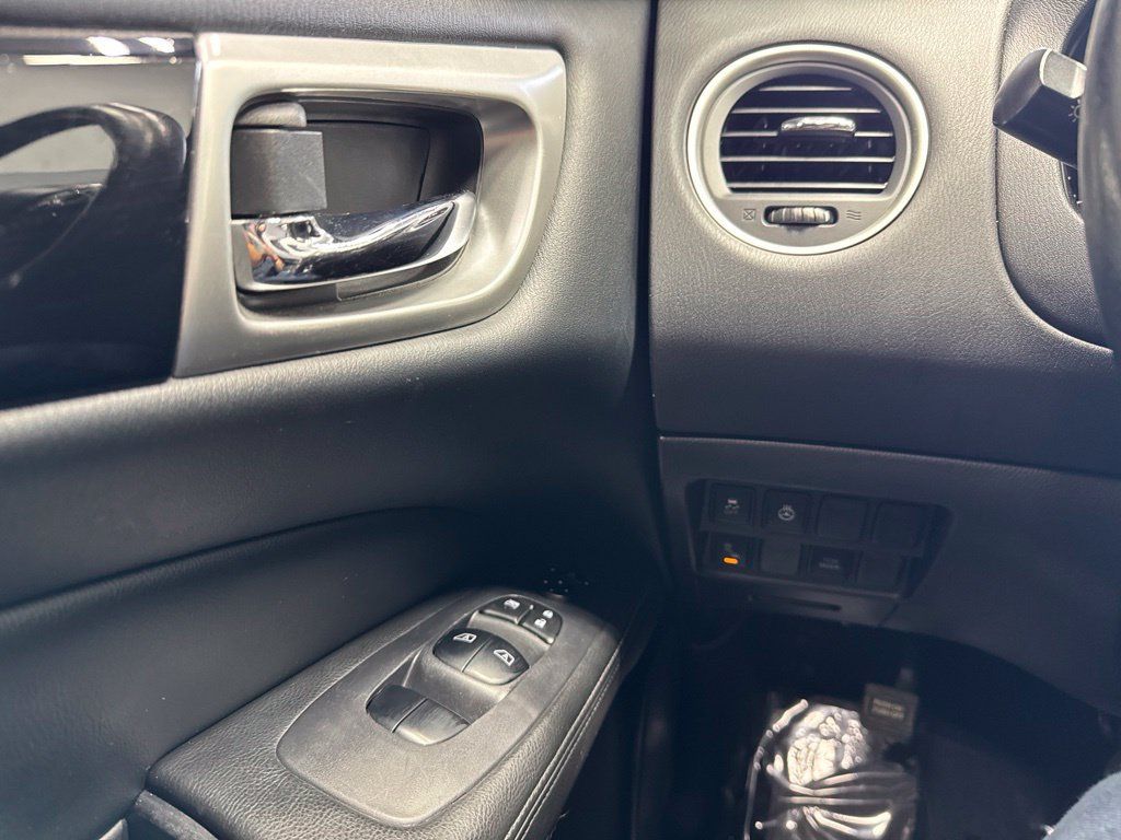 Used 2019 Nissan Pathfinder SV w/ SV All Weather Package FWD image 9