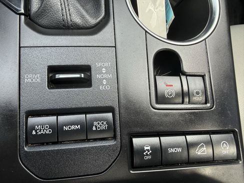 Used 2021 Toyota Highlander XLE AWD/4WD image 21