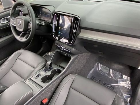 Certified 2025 Volvo XC40 B5 Core w/ Protection Package Premier image 12