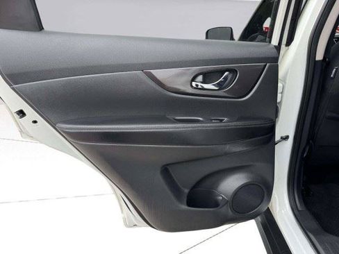 Used 2019 Nissan Rogue SV FWD image 40