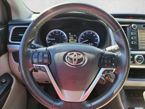 Used 2017 Toyota Highlander Plus FWD image 16