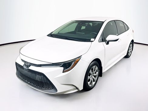 Used 2020 Toyota Corolla LE FWD image 3