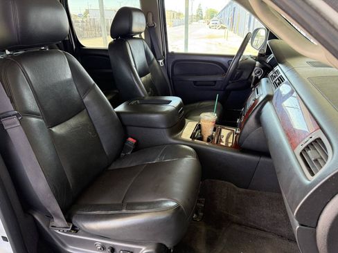 Used 2014 Chevrolet Suburban LTZ RWD image 19